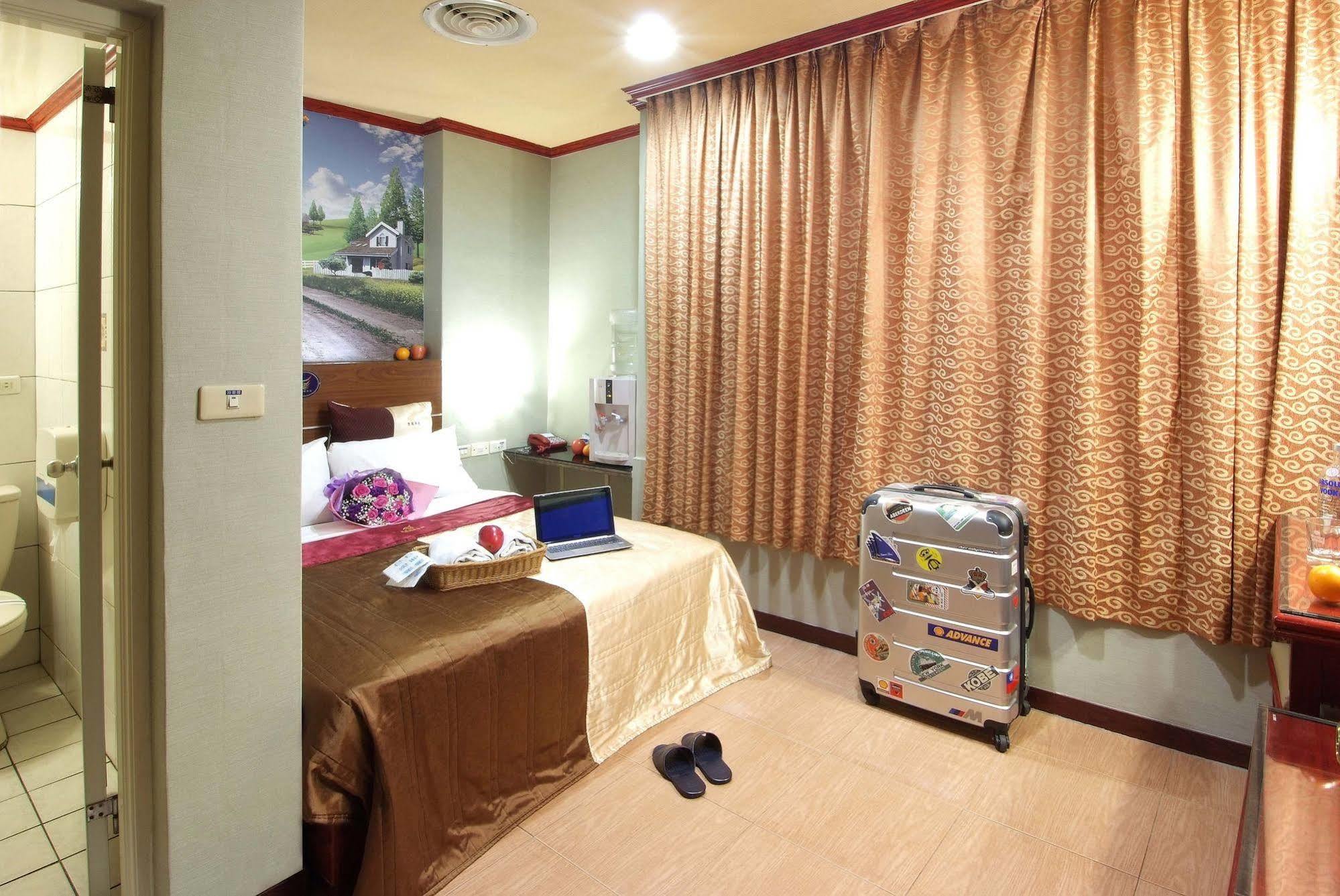 Golden Swallow Hotel Сіньчжу Екстер'єр фото